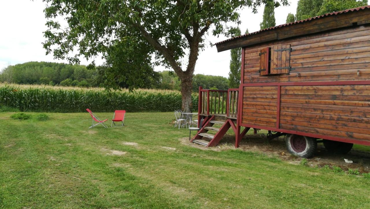 La Ferme De L'Isle Et Sa Roulotte Bed and Breakfast Avaray Exteriör bild